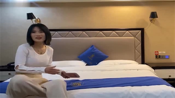 花臂哥酒店激情约炮，缺钱兼职美女主动献身